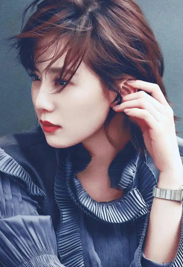 短发刘诗诗,干练气质佳,更具现代美.