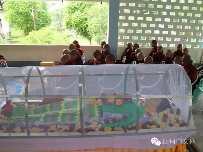 葬礼结束后,遗体送往火葬场火化.