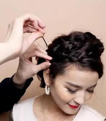 小卷烫发怎样扎好看 小卷烫发扎发图解(2)