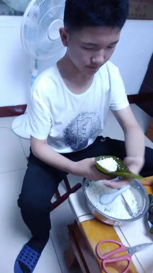 初二六班端午节学生体验包粽子活动