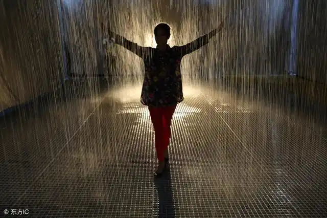 比如下雨时你路程的方向是顺风还是逆风,你暴露在雨中全身的面积是