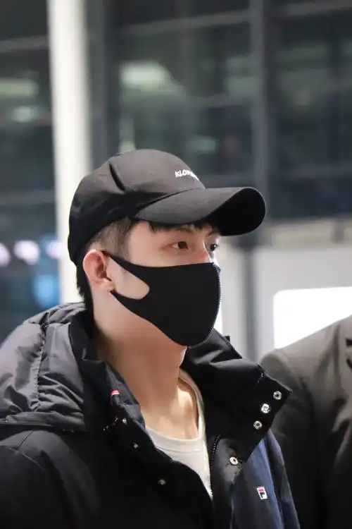 黄景瑜一身黑衣打扮休闲酷劲十足现身机场插兜行走获迷妹追拍