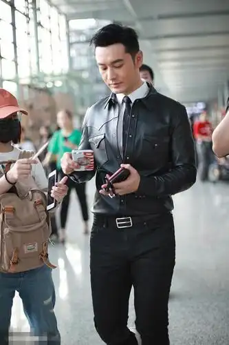 黄晓明穿皮裤给粉丝签名下意识举动暴露修养,装都装不出来