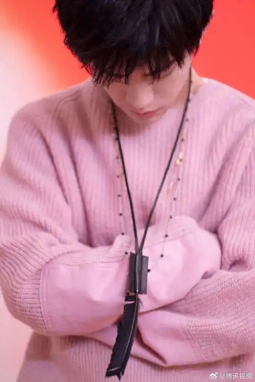 易烊千玺新歌微醺感##易烊千玺粉色毛衣生日写真##易烊千玺4%vol的河