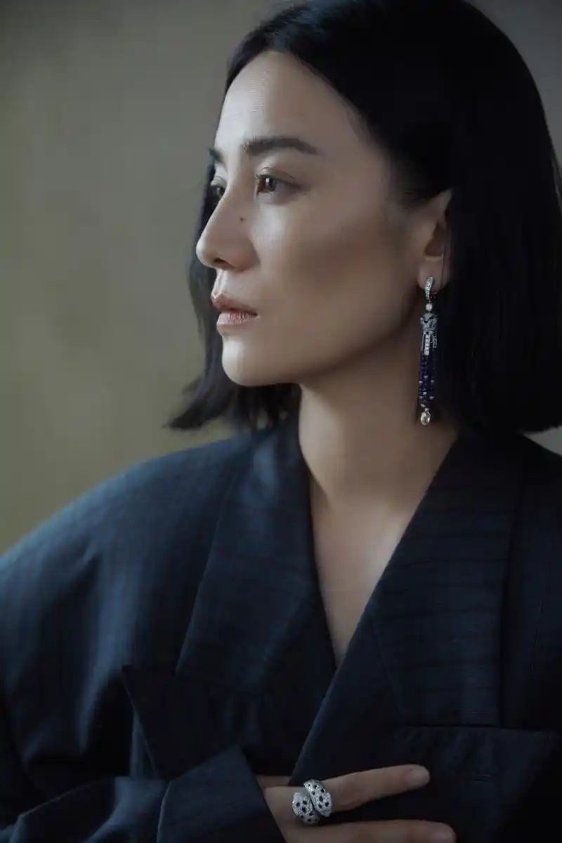 宋佳短发的利落,如同清晨的微风,清新而自然.