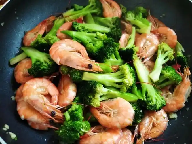 西蓝花炒虾家常菜丨鲜香可口低脂又有营养