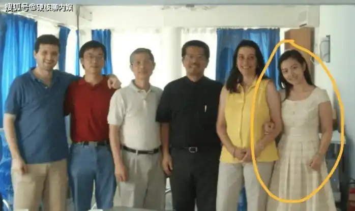 李健夫妇逛文具店,44岁孟小蓓打扮文艺,两人表面冷淡实则亲密!