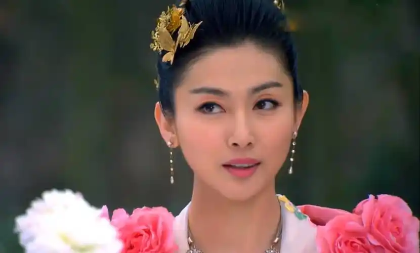 6版《天龙八部》李青萝对比:少时不知舅妈美,光顾看神仙姐姐了_王夫人