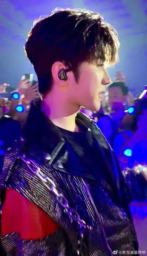 蔡徐坤染了银发梦回偶练