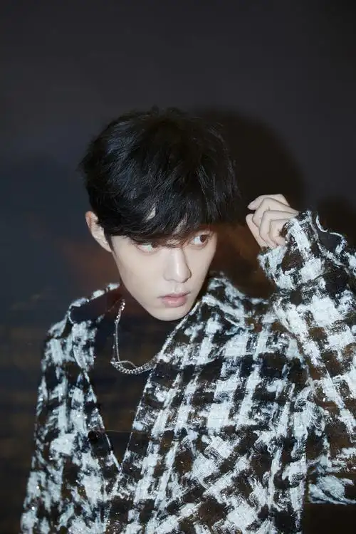 雅致间一点恣意,似清朗月色,飒爽乘风而行.肖战超话