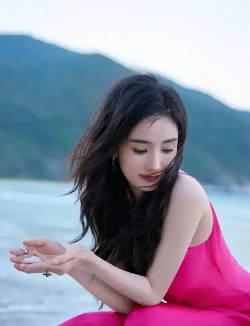 杨幂晒新年营业美照 穿芭比粉吊带裙妩媚撩人_女性_沙滩_一面