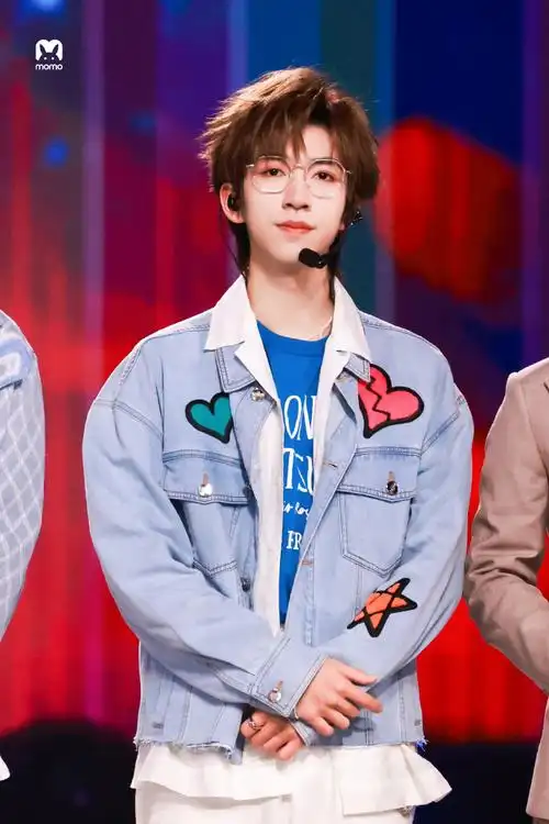 卡代言人#98#贺峻霖把麦递给粉丝#谁也不能拒绝戴金丝眼镜的贺峻霖!