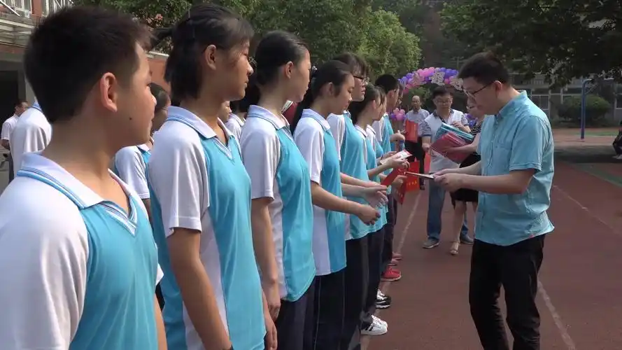 武汉市育才中学迎来首次毕业典礼 ——校长深情致信