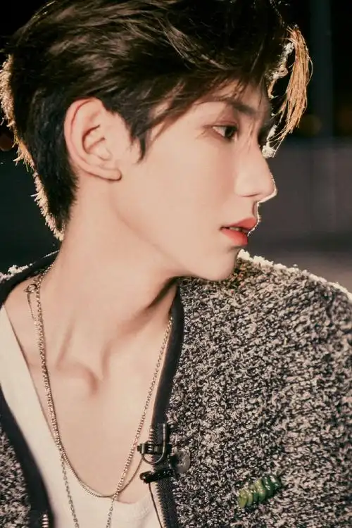 王源明日创作计划召集人#不仅气氛很到位,五官也精致帅气这锁骨也是