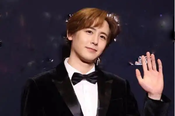 尼坤变胖怎么回事出席活动梳中分略显成熟