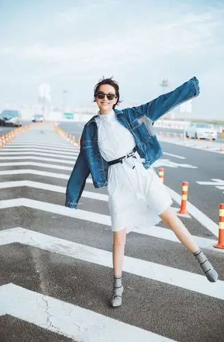 吴昕纽约时装周回国 清爽鬼马诠释时尚少女力