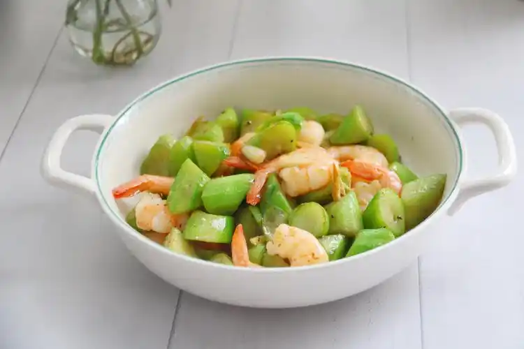 丝瓜炒虾仁的做法(鲜美可口的丝瓜炒虾仁制作方法)