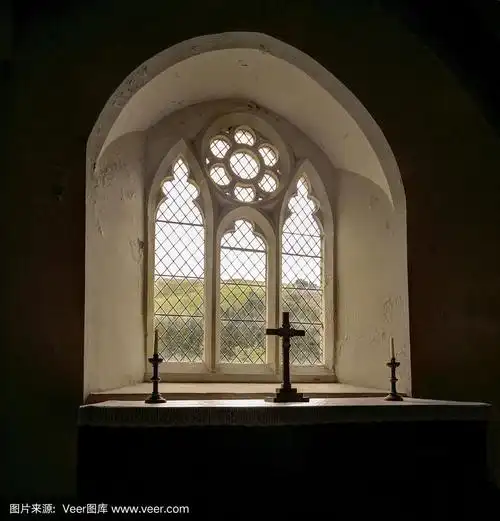 窗台上有十字架和蜡烛的教堂窗户
