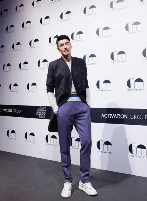 50岁胡兵用经典演绎潮流,穿上20年前服装走秀,尽显型男魅力_造型_身材