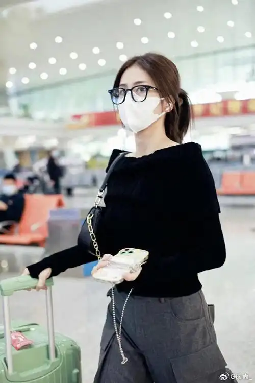 白鹿机场穿搭一字肩毛衣搭配水泥灰休闲牛仔裤温柔又帅气