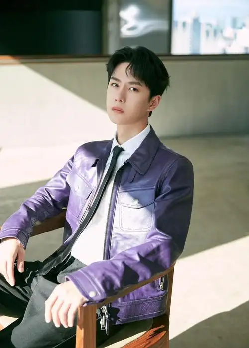 王一博紫色皮夹克硬朗有型 白衬衫配黑领带超帅气