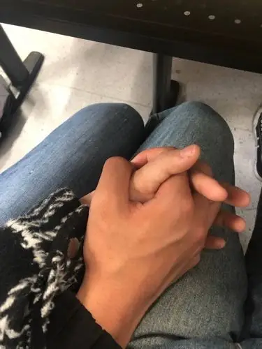 牵手和拥抱真是最浪漫的事情啦!