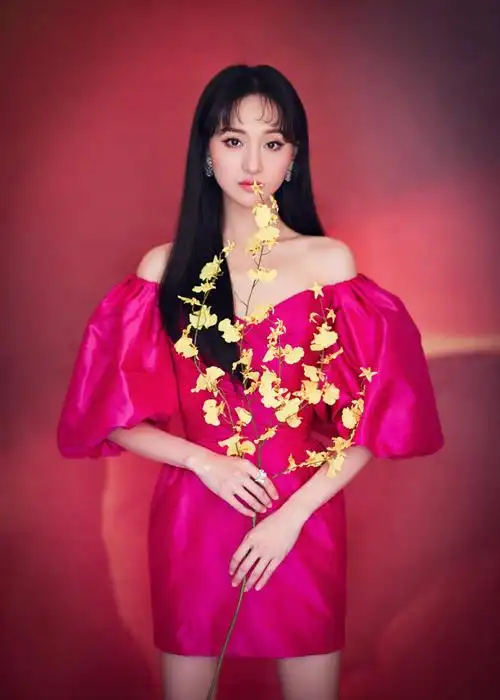 郑爽玫红色露肩短裙优雅图片16