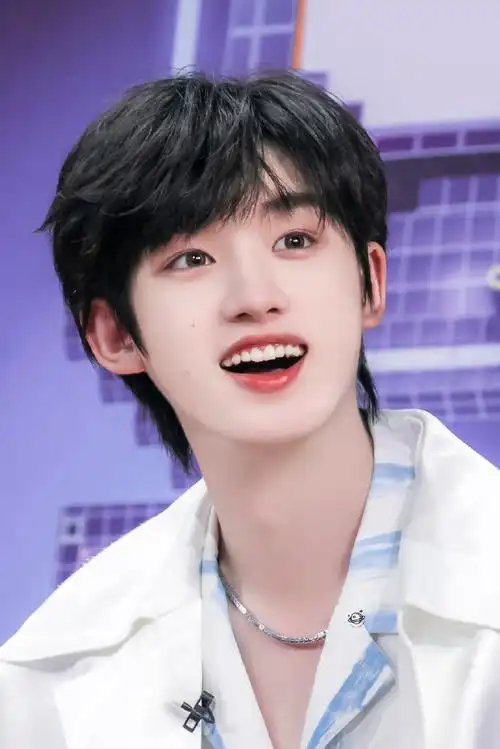 丁程鑫一眼就能让人看到的一双好看的眼睛 爱笑的眼睛都是亮晶晶的!