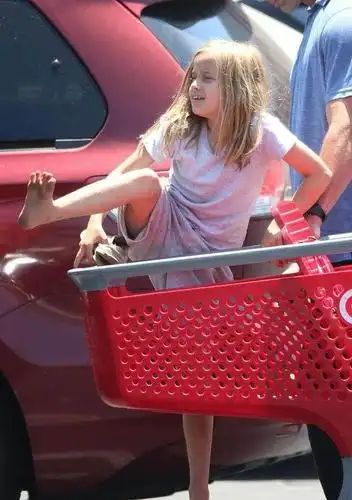 安吉丽娜朱莉小女儿12月穿短袖光脚逛超市这率性不要太帅气