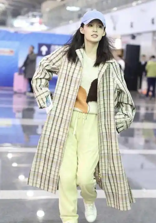 原创李沁穿搭一点不含糊牛仔衬衫搭配条纹西装干练精致优雅大气