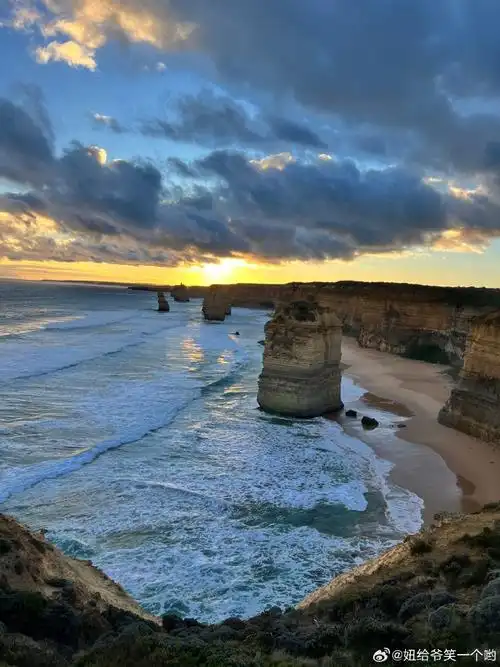 风景绝美,大自然的鬼斧神工,既有海景又有极漂亮的草原农场,奶牛