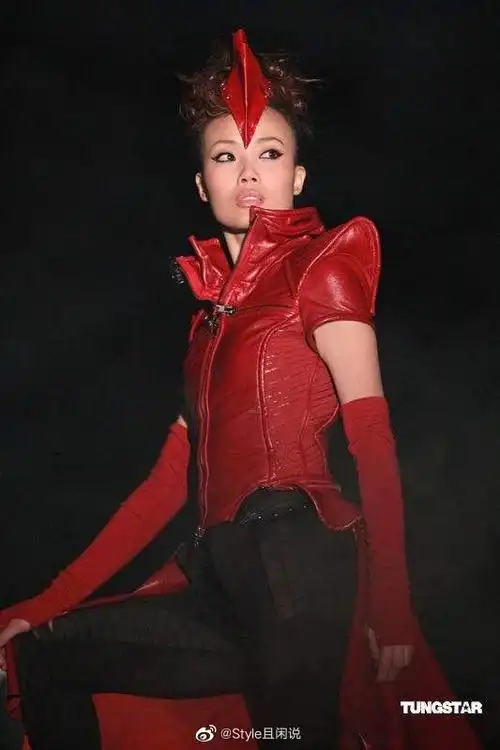 40岁容祖儿气场全开戴红色皮手套狂野彪悍造型魅力四射