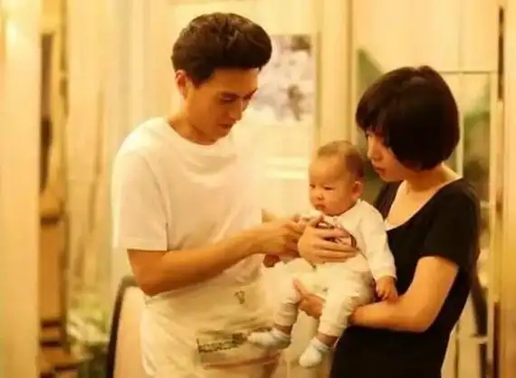 回顾靳东父母离异是他解不开的心结在家人反对中娶二婚李佳