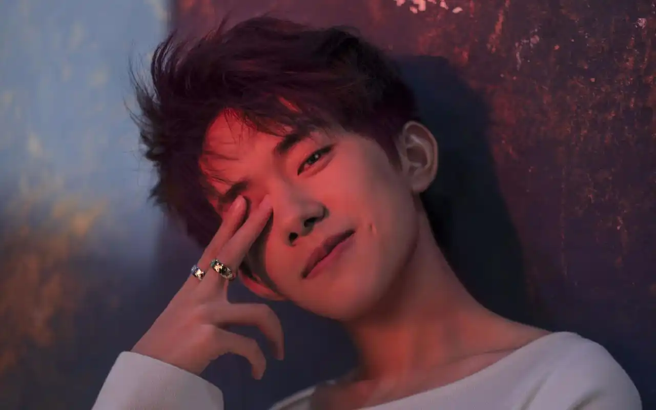 撞脸易烊千玺?从气质到拍照姿势都超像,这个刚出道的新人太拼了