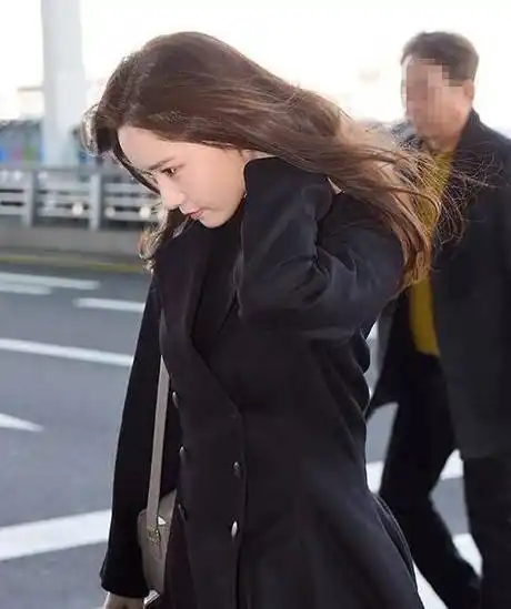 原创29岁林允儿现身机场!黑色连衣裙依旧少女,不愧是"国民女神"