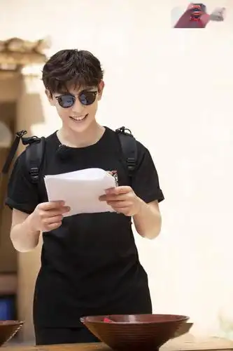 邓伦极限挑战录制照公开踏足无人之地勇攀沙漠高峰