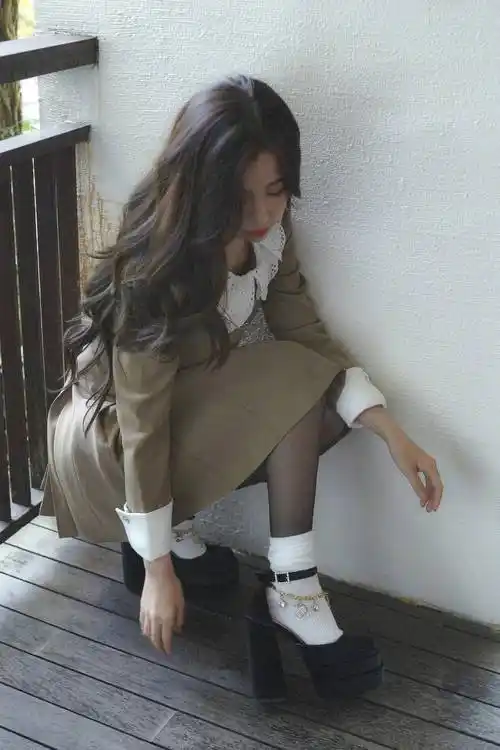 明星写真:虞书欣蕾丝翻领百褶裙艺术照,黑丝套白袜化身乖巧少女_发展