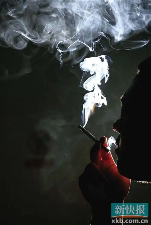 回到家大部分时间,都只想一个人静静地抽烟. 新快报记者毕志毅/摄