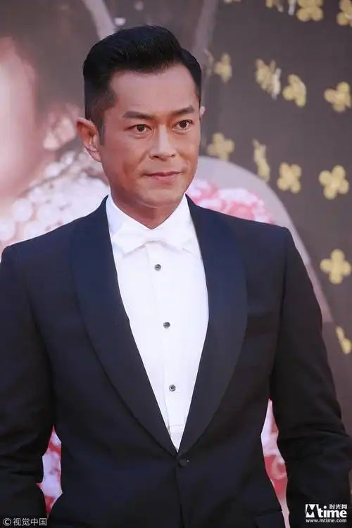 古天乐刘德华亮相金像奖红毯