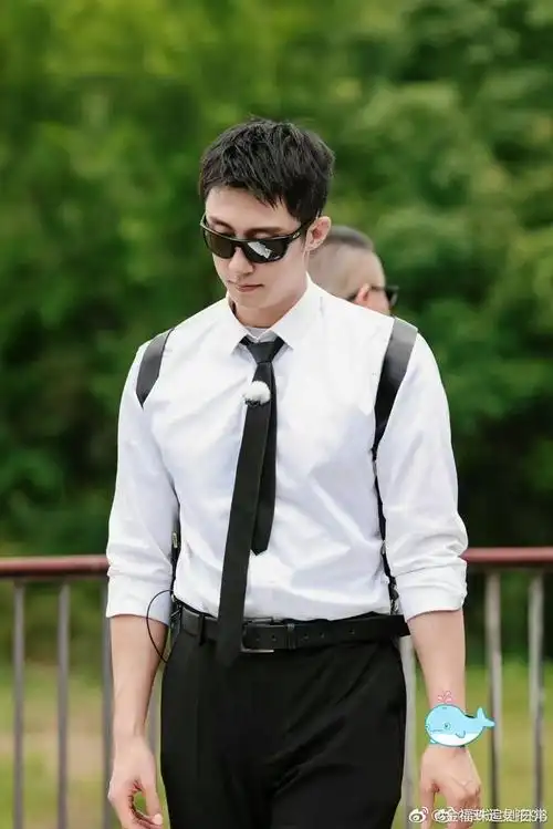 黄景瑜大魔王怎么这么帅呢!白衬衫98西装裤是我喜欢的穿搭没错了