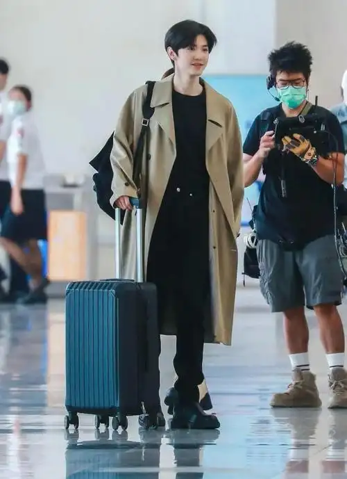 身高不满18米能不能把风衣穿好看看看陈坤和刘昊然