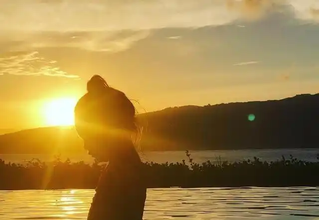 秦舒培母女穿泳衣在水中拍照alaia小手比耶夕阳下画面很温馨