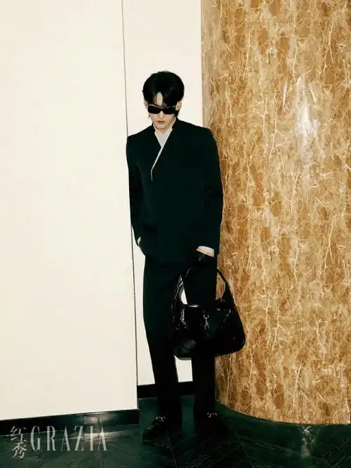 周柯宇红秀封面