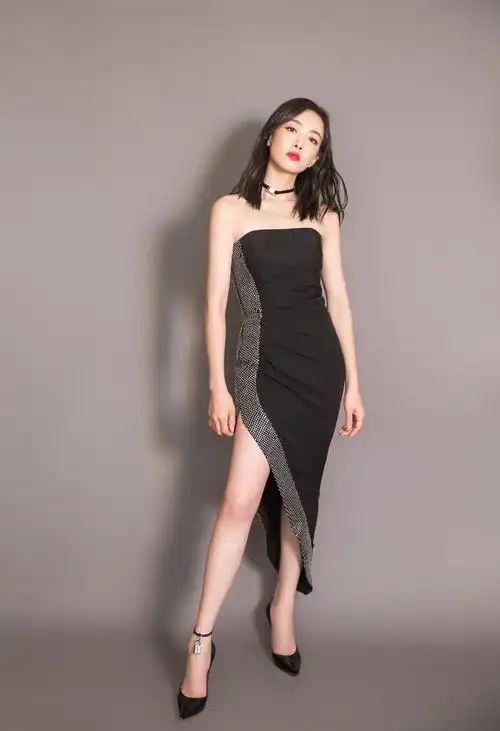 宋茜穿闪钻开叉礼裙超美 秀修长腿部线条性感撩人