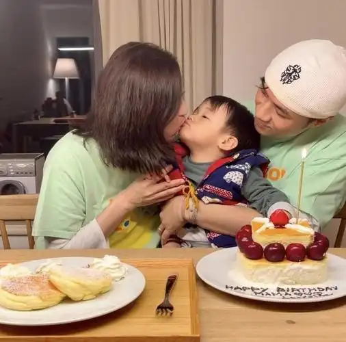 古巨基亲手为54岁老婆做蛋糕庆生夫妻俩穿情侣装儿子献吻妈妈