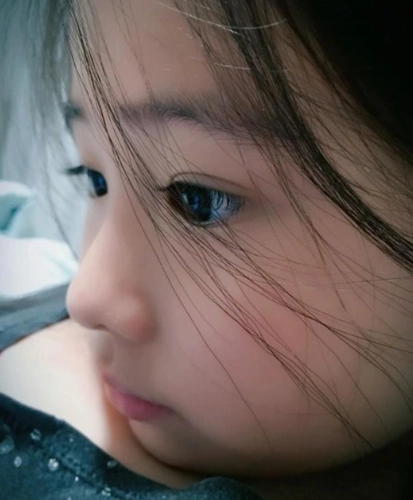 郭羡妮女儿八岁生日晒珍贵旧照,长相标致清纯可爱,像极了妈妈