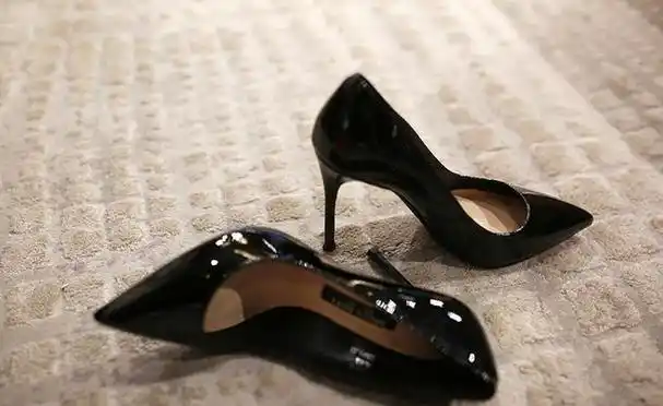 还可以改变女性的气质和自信,通常高跟鞋根据鞋跟高度可分为低跟(4