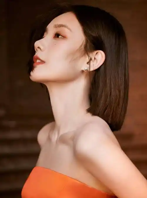 李一桐《男人装》性感写真_明亮_曲线美_红色