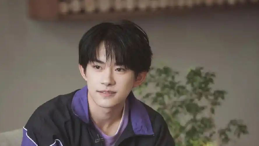 电脑壁纸 明星 大陆明星 易烊千玺紫色拼接运动套装休闲迷人写真