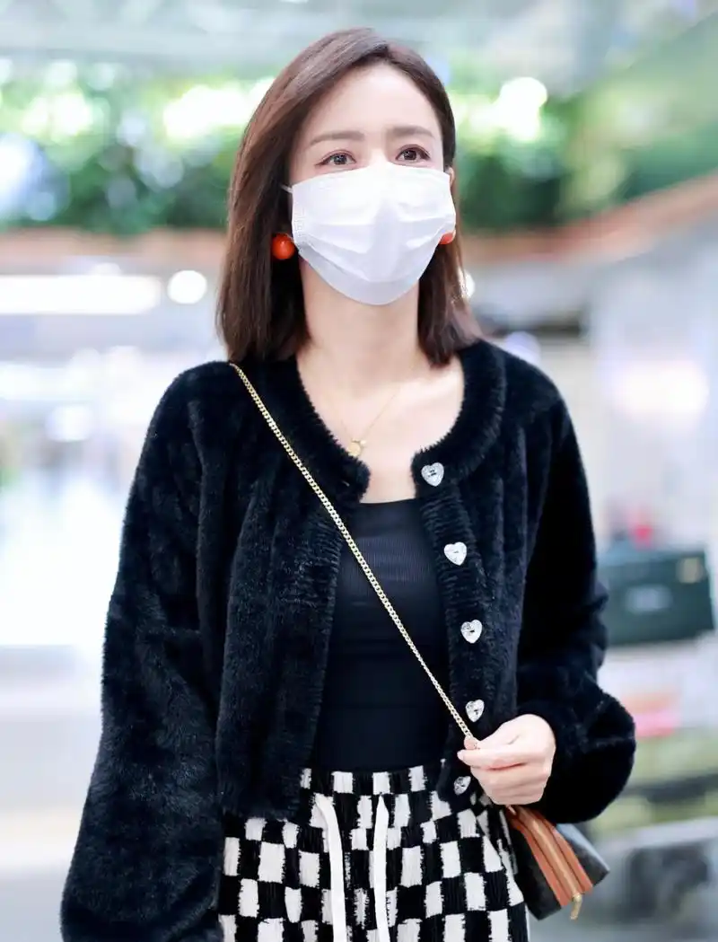 佟丽娅 最新机场街拍,毛绒短外套搭配棋盘格休闲裤,时尚舒适又保暖!